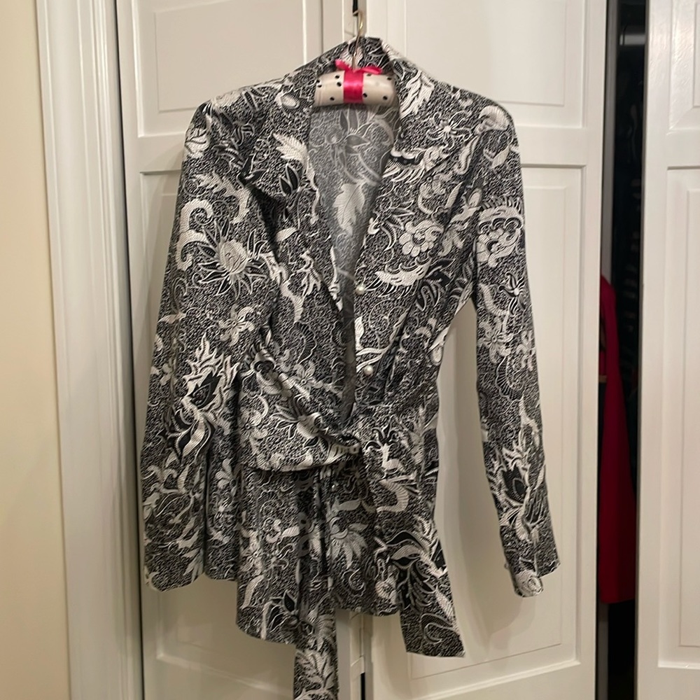 Beautiful top, tie front or back